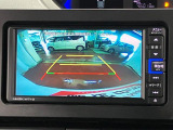 【バックカメラ】 駐車時に車両後方の様子を見ることができるので、運転の不安を軽くします。
