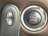 【キーレススタートシステム】カバンやポケットに入れたままでもドアの施錠・解錠が可能なスマートキーを装備。エンジンのオン・オフ時もカギを取り出す必要が無いからとっても便利です♪