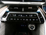 左右独立温度コントロールフルオートエアコンです。運転席、助手席それぞれで独立して温度設定ができます。冷え性の方が乗っても安心ですね♪