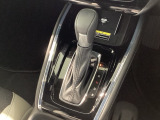ハンドル周りがすっきりするフロアシフト。ハンドル操作に集中しやすいので、事故の防止にも役立ちます。