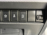 【アイドリングストップ】赤信号や渋滞で停車した際にエンジンを停止し、無駄な燃料の消費を抑えます。燃費向上や環境保護につなげる機能♪エンジンはブレーキを離せば再始動します。