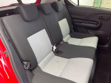 後部座席も気になるようなキズ・汚れやへたり等、大きなダメージはなく、良好な状態です。