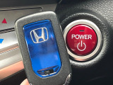 【Hondaスマートキー】カバンやポケットに入れたままでもドアの施錠・解錠が可能なスマートキーを装備。エンジンのオン・オフ時もカギを取り出す必要が無いからとっても便利です♪