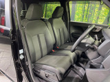 運転席シート廻りは使用感も少なく、良好な状態となっています。前オーナー様が丁寧に使っていたことがよくわかりますね。
