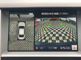 アラウンドビューモニター。前後左右の4つのカメラで車を上から見たような映像をナビ画面に映すので人や物を確認できとても安全です。