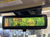 【スマートリヤビューミラー】後席の大きな荷物や同乗者で後方が確認しづらい時でも安心!カメラが撮影した車両後方の映像をルームミラー内に表示。クリアな視界で状況の確認が可能です!
