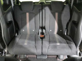 後部座席もゆったり座れます。