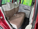 後部座席も気になるようなキズ・汚れやへたり等、大きなダメージはなく、良好な状態です。