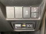Hondaセンシング用の、VSA(ABS+TCS+横滑り抑制)解除と路外逸脱抑制機能などのオンオフスイッチはハンドルの右側に装備。その下にETC2.0がついています。高速道路の料金所の通過も楽々です。