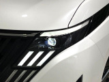 【LEDヘッドライト】悪天候や夜間走行時も良好な視界を確保し安心して運転できる高輝度LEDヘッドライトを装備!点灯速度が早く、消費電力も抑えられています。