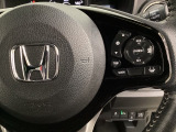 ハンドルにHondaセンシング系のクルーズコントロールやレーンキープアシストなどの操作スイッチが装備されています。ハンドルから手を離さず安全に操作できます。