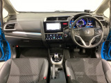 車内は光触媒抗菌消臭施工済です。インパネ周りはスタイリッシュなデザインです。グローブボックスやカップホルダーのほかにトレーなどたくさんの収納スペースが付いています。