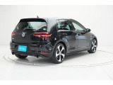 【リヤ】使い勝手の良いハッチバックスタイル!リヤのVWエンブレムは、バックカメラを内蔵しハッチバックを開け閉めする際の取っ手にもなります。