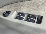 【電動格納ミラー】サイドミラーは電動格納式となっており、狭い駐車場でもキズがつくリスクを抑えられます。