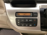 セレクトレバーの左側にオートエアコンがついてますので、お好みの温度をセットするだけで風の強さや風量を自動で調整します。スイッチも簡単操作で快適に過ごせます。