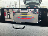 360&deg;ビューモニターでは、両サイドとフロント、バックカメラの合成で、あたかも上空から見下ろした様に周囲を確認して頂けます。駐車場だけでなく、T字路等でも活躍のアイテムです!