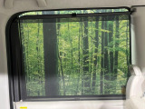 【ロールシェード】日差しや車外からの光が眩しいときにサッと引き出して使える、ロール格納タイプのサンシェードを装備。後席に乗ったお子様がウトウトしだした時など、ぜひご活用ください♪