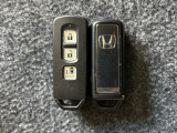 【スマートキー】持っているだけでエンジン始動や、ドアロックの開閉まで出来ちゃう賢く便利なスマートキーを装備!イモビライザーでセキュリティー対策もOK!