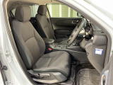 乗降がしやすい運転席。高さが調節できて小柄な方でも運転しやすいポジションをとることができます。