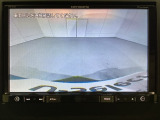 ギヤをR(バック)に入れるとナビ(社外品)の画面に後ろの映像が映るリアカメラ付です。後退時、コンディションが悪い視界でもカラーバックモニターがドライバーをサポートします。