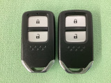 スマートキーを装備しています。鍵を差し込むことなくドアロックの開け閉めと、スタートボタン操作でのエンジンスタートができます。スペアキーも同じものを用意しております。