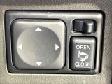 【電動格納ミラー】サイドミラーは電動格納式となっており、狭い駐車場でもキズがつくリスクを抑えられます。