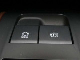 電動パーキングブレーキを搭載。スイッチ操作でパーキングブレーキを作動・解除することができるので操作の力が不要です。