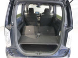【トランクスルー機構】後席を前に倒してトランクルームとつなげ、長尺物の収納を可能にするトランクスルー機構も備えています。