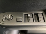 ハンドルの右側に電動格納付きパワーミラーの操作スイッチがついています。左右のサイドミラーの角度調節も微調整ができて便利です。パワーウインドウは運転席でドア4枚とも上下の操作ができるようになっています。