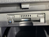 【ETC】有料道路を利用する際に料金所で停止することなく通過できる、ETC車載器(ノンストップ自動料金収受システム機器)が装備されています。セットアップを行うことで利用可能になります。