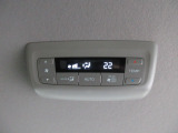 リア席専用のエアコンアウトレットを装備しております。