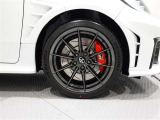 純正アルミホイールを装備、タイヤサイズは225/40R18です。
