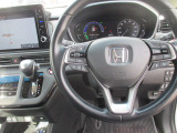 CVT車のセレクトレバーです。低速から高速まで、変速ショックのないスムーズな走りを実現するとともに、エンジン効率のよい領域を維持することで燃費にも貢献します