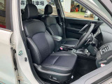 自社整備工場併設! 納車整備からアフターフォローまでお任せください。 車検や定期点検、オイル交換はもちろん、ナビやドラレコ、バックカメラ、ETC等の取り付けも当店にお任せください。