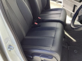 フロントシートです!!ベンチシートなので座席の移動もスムーズに出来ます!!足元も広く運転も楽ですよ!!