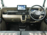 ◆視界広々で非常に運転しやすくロングドライブでも疲れを感じさせないすっきりとまとまったインパネ周りです。