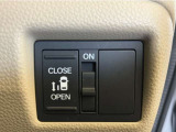 【左側パワースライドドア】左側が電動スライドドアになっております。狭い駐車場でのお子様の乗り降りなどの時に安心です!