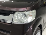 ディスチャージヘッドライト搭載でしっかり明るく照らしてくれるので、夜間走行や不慣れな道でも安心です。