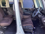 フロントシートです!!ベンチシートなので座席の移動もスムーズに出来ます!!足元も広く運転も楽ですよ!!