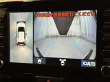 パノラミックビューモニターを装備。駐車場や交差点でクルマを真上から見るように周囲を確認できます。機能の詳細は販売店スタッフまでおたずねください。
