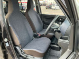 運転席、助手席の感覚はゆとりがあって快適な空間となっております!