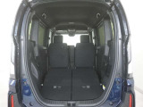2列目シートを倒すことで、大変広いラゲッジスペースとなります。大きな荷物を積んだりと様々な用途にご利用いただけます。