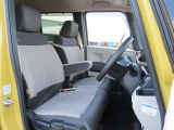 運転席と助手席はゆったりと座れるベンチシートタイプになっています。