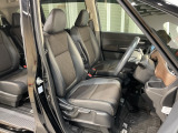 乗降がしやすい運転席。高さが調節できて小柄な方でも運転しやすいポジションをとることができます。