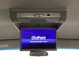 天井にリア席モニターが付いています。ナビゲーションで再生しているDVD等の映像を、後部座席の方にご覧いただくことができます。お子様にも大人気です。