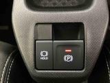 【電動パーキングブレーキ+オートブレーキホールド機能】 指先だけで簡単に操作が可能なパーキングブレーキ、スイッチを押すとブレーキペダルから足を離してもブレーキを保持できるオートブレーキホールド搭載