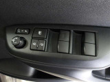 パワーウィンドウスイッチで運転席から全席の窓の開閉ができます。
