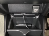 アクセサリーソケットはUSBのアダプターなどをつければ、スマホの充電にも使えます。周辺には物が置けるボkックスがついています。