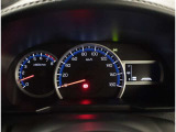 とっても見やすいメーターです。夜間時はラグジュアリーな気分にさせてくれる照明が魅力ですので、夜のドライブも楽しみになりますよ♪