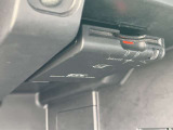 ETC車載器(高速道路の利用時に 料金所の通過をスムーズに行うために自動で料金を精算するシステム)グローブボックス内に装着されています。